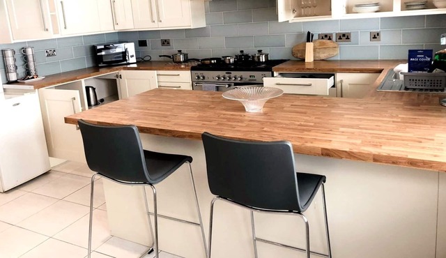 3-Bed Semi-Detached House, Wifi, Parking, Outdoor Space