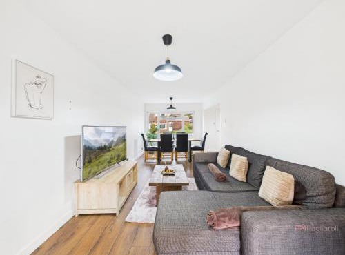 3-Bed Semi-Detached Perfect for Work & Family with Parking