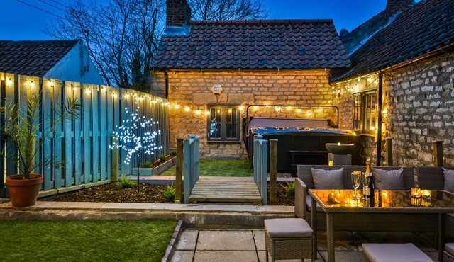 3 Bed - Sleeps 12, Garden Rooftop & Hot Tub