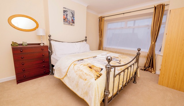 3 Bed - Sleeps 4 - Free Parking - Private Garden