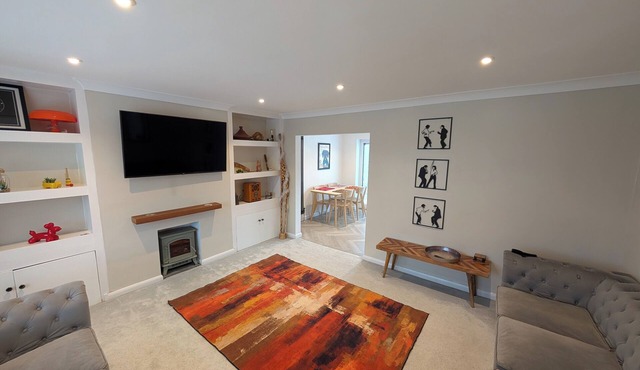 3 Bed-Sleeps 5-Garden-Parking-Pets