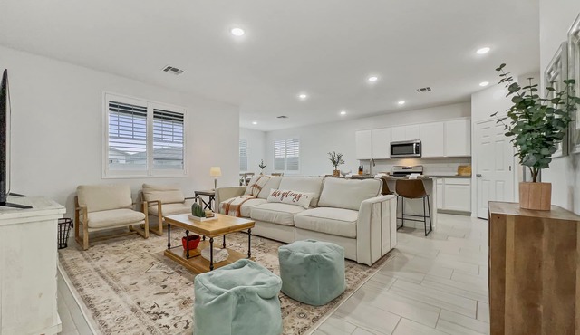 3 bed, Sleeps 8! Discount!. Heated Community Pool.