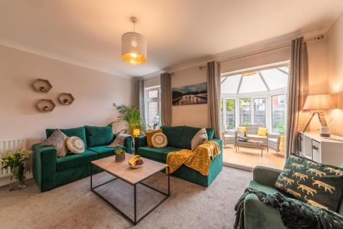 3 Bed Spacious Stylish House, Southampton - Off Road Parking & Private Garden - Sleeps 7, Close to City Centre - by Blue Puffin Stays