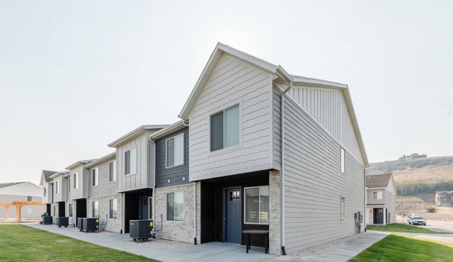 3-bed townhome in charming Garden City with WiFi, AC, view of lake, near marina