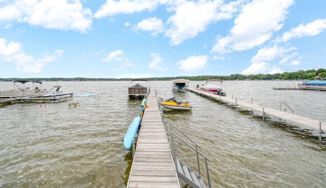 3-bedroom lake house in tranquil on Round Lake Sleeps 10