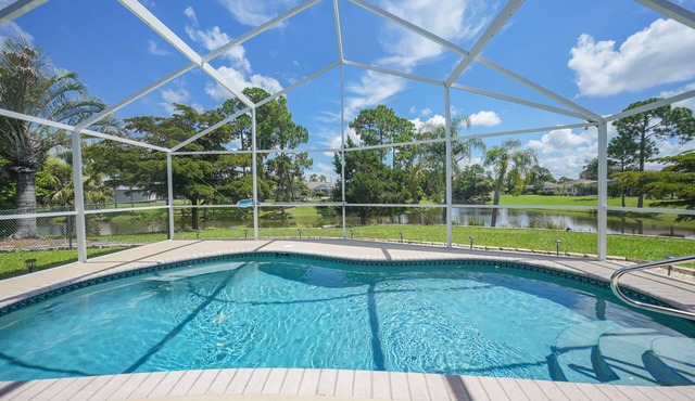 3-bed vacation home w/pool & hot tub 11 mins from Port Charlotte Town Center