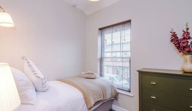 3-bed Victorian House, free parking, close to city centre