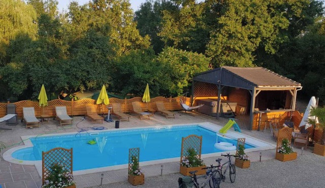 3 Bed Villa Sleeps 5 - Hot Tub, Pool, Parking