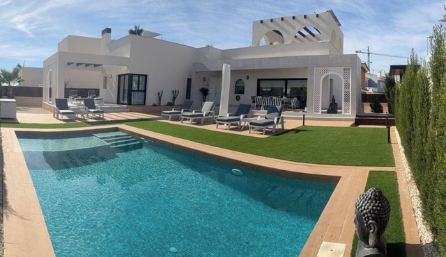 3 Bed Villa - Sleeps 6 - Private Pool - Parking