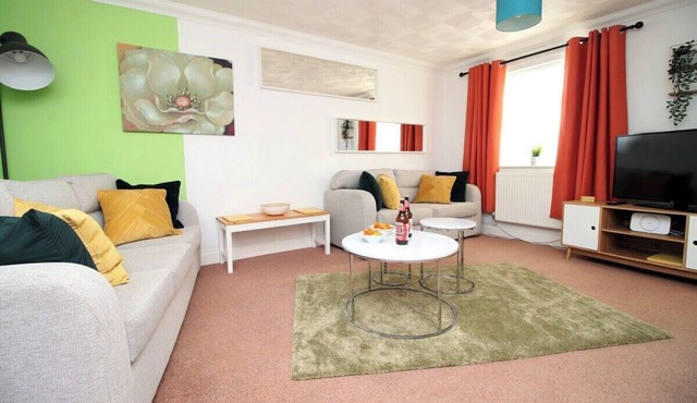 3 Bed with Free Parking - Merriotts 1 by Tŷ SA