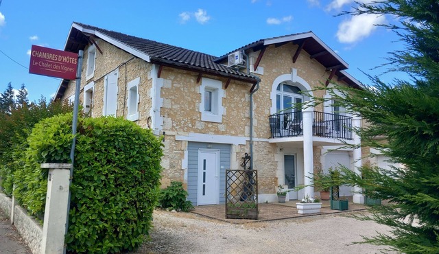 3-bedroom air-conditioned house with TV and 3 private bathrooms