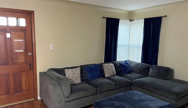 3-bedroom house in Detroit/Redford Township with WiFi, AC, 420 & pet friendly