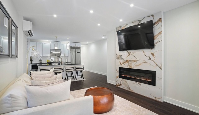 3-bedrm, 3-bath luxury retreat where style, space and entertainment come togther