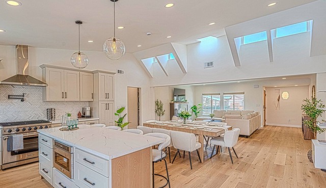3-bedroom house in perfect View Park-Windsor Hills with AC, pool & gym