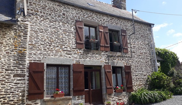 3 Bedroom. Sleeps 8. Large outdoor pool. 30 minutes from Mont Saint Michel.