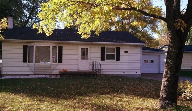 3 BEDROOM, 1 & 1/4 BATHS. WALKING DISTANCE TO MISSISSIPPI RIVER & COLE PARK