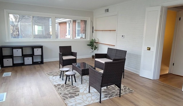 3 Bedroom, 1.5 Bath in The Heart Of Skokie, 4 Seasons Porch and Pet-Friendly