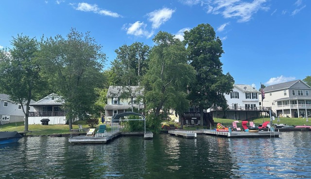 3 Bedroom 1.5 bath Lake Front Cottage at beautiful Lake Winola