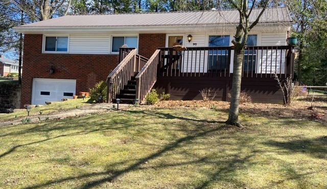 3-bedroom 1.5 bathroom house in Indiana, PA with WiFi, central AC/heat.