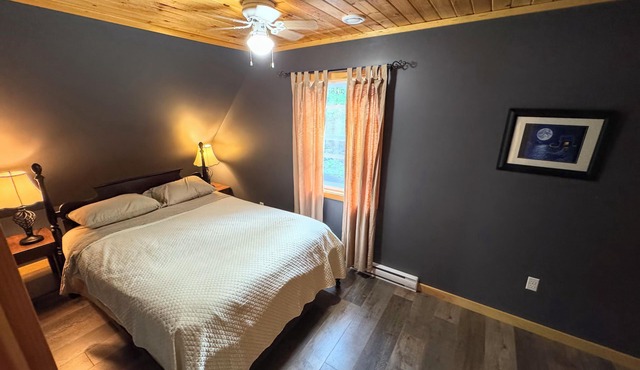 3 bedroom,1.5 bathroom lake Chalet retreat.