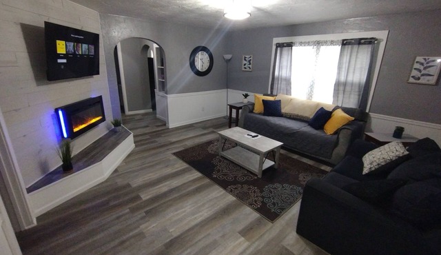 3 bedroom 1 bath. less than a mile to Union Hospital