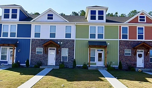3-bedroom #1738 townhome in Cleveland—central air, ceiling fans, WiFi, cable.