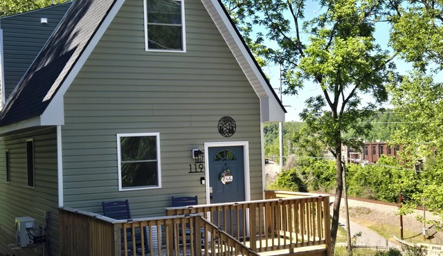 3-bedroom, 2.5 bath bungalow beside the James River