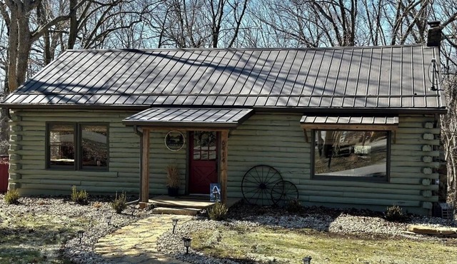 3-bedroom 2.5 bath Log Lodge in beautiful Hillsboro. Near Rocky Fork Lake.