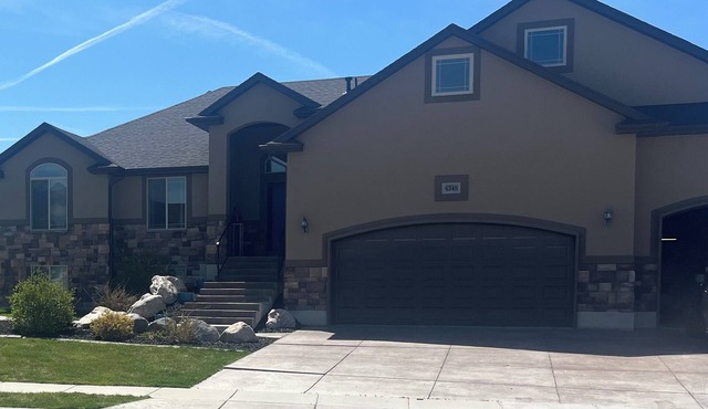 3 Bedroom 2.5 bath main level Home with Hot Tub