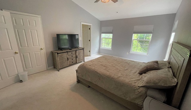 3 Bedroom/2.5 bathroom close to Naval Academy, NMCM Stadium, and downtown.