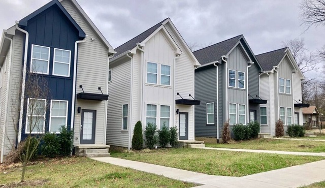 3 bedroom 2.5 bathroom with free parking