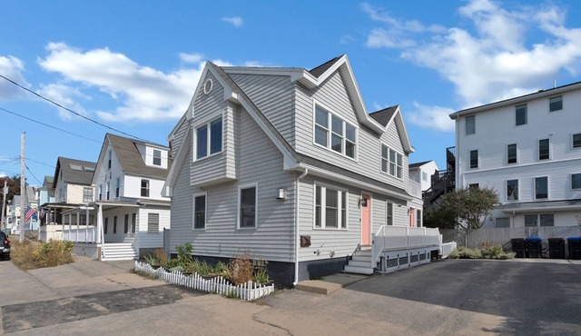3 Bedroom 2 bath spacious beach house - 2nd house in from the beach!
