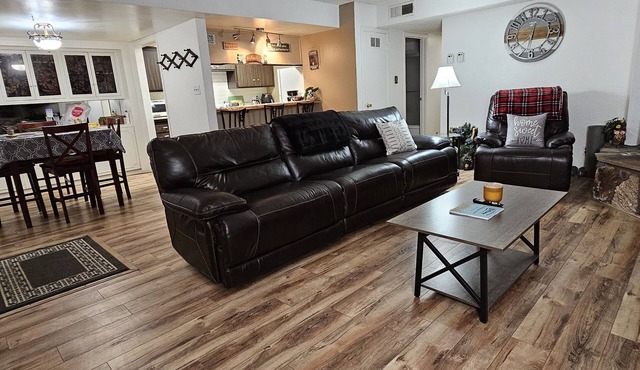 3 Bedroom 2 Bath Midtown Condo. Full Kitchen.Hot tub & Pool.