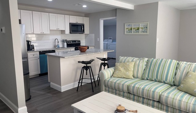 3-bedroom 2 BA Coastal Ranch house New Castle with long driveway