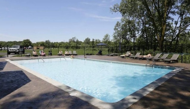 3 bedroom, 2 bath apartment. In Castle! With pool! Close to GR and lakeshore