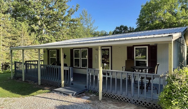 3 Bedroom 2 Bath Cabin nestled in the woods minutes from Mark Twain Lake.