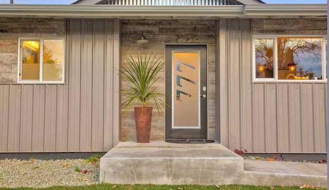 3 Bedroom, 2 Bath, Clean, Bright, Modern Space, in a Quite, Modest Neighborhood