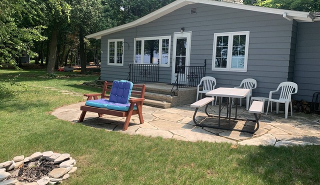 3 Bedroom, 2 bath cottage on the shores of Garrett Bay with private beach