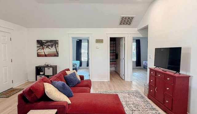 3 bedroom 2 bath Coastal Cottage with Community Pool