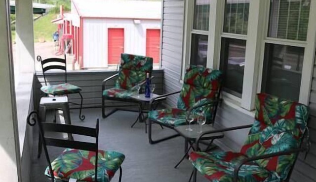 3 Bedroom, 2 Bath, Hike to Downtown, Porch, FREE Wi-Fi, Wash/Dryer, and Parking