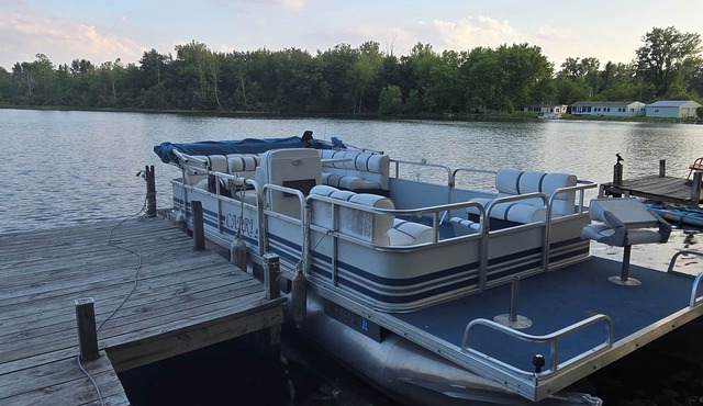 3 Bedroom, 2 Bath Home, Private Fishing, Swimming Lake in Sister Lakes