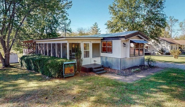 3-bedroom 2 bath home located steps fromna marina on Kentucky lake!