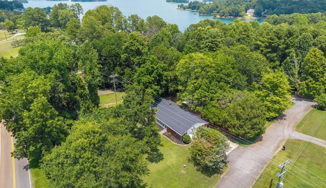 3 bedroom 2 bath home located minutes from Keowee Mariana, shopping and Clemson
