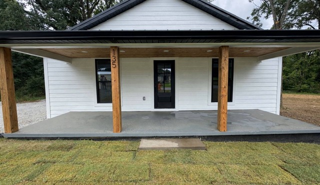3 bedroom 2 bath home a few blocks away from FHU.