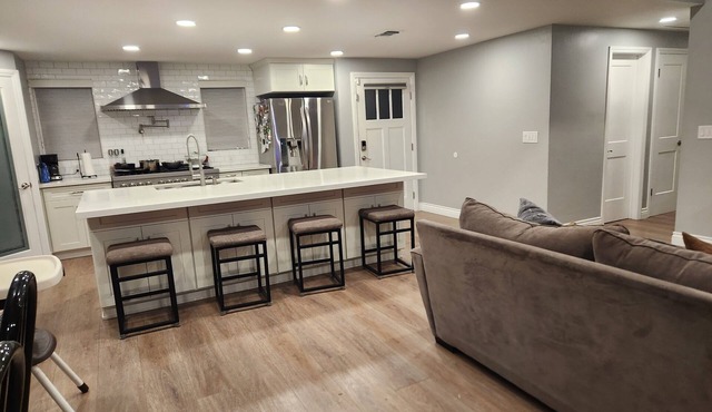 3 Bedroom 2 bath house w/Pool & BBQ close to Knotts and Disney