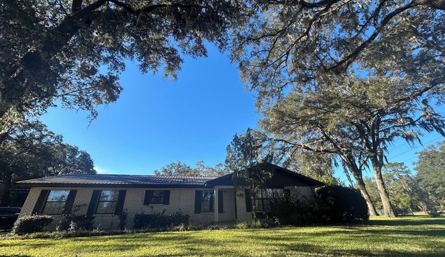 3-bedroom 2 bath house with in ground pool