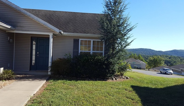 3 bedroom, 2 bath house. Sleeps 6. Close to 76 Hwy strip