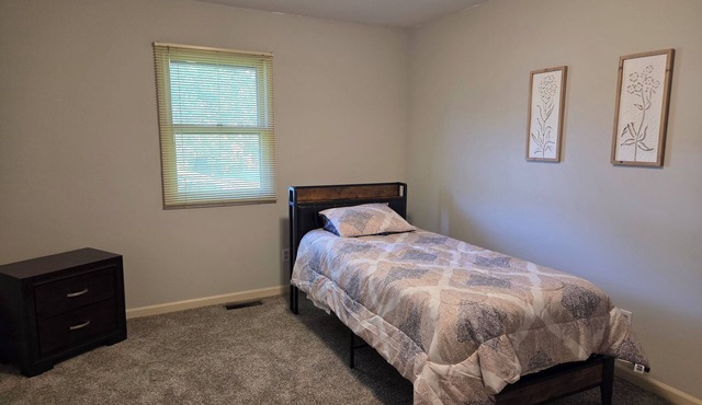 3-bedroom 2-bath house in peaceful Newburgh close to downtown restaurants