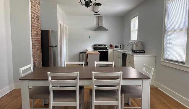 3-bedroom/2 Bath house in charming Thunderbolt, GA. Come and enjoy your stay.