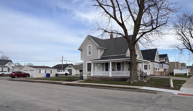 3 Bedroom, 2 Bath Just 9 Blocks from Downtown!